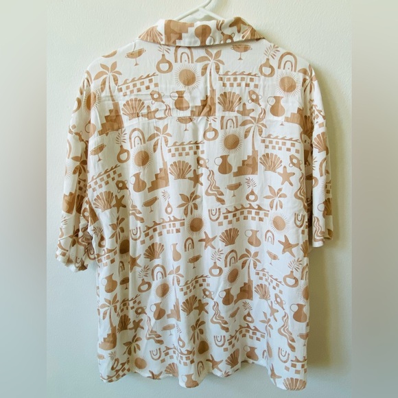 Beige and White Patterned Shirt and Shorts Set - Picture 3 of 5